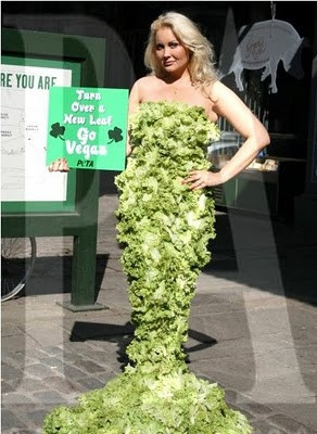 Nữ người mẫu của Anh cô Victoria Eisermann, một thành viên của PETA diện trang phục rau diếp trông giống một nàng tiên cá tại một địa điểm ở London nhân ngày Thánh Patrick. Ảnh. Ashleightimchenko.