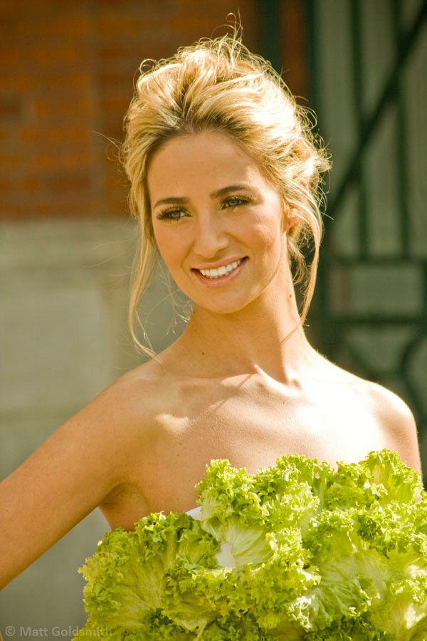 Thực sự quyến rũ trong bộ trang phục độc đáo, Chantelle Houghton nổi bật tại đường phố London. Ảnh. Earthtimes.