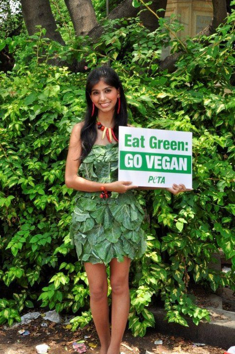 Một cô gái trẻ ở Delhi, Ấn Độ với trang phục làm từ lá xu hào cùng khẩu hiệu ăn chay và rau xanh của tổ chức PETA. Ảnh. Petaindia.