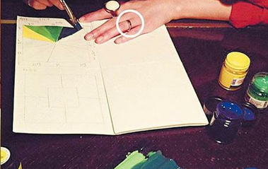 Ngón áp út (ngón đeo nhẫn) của Ann Hong đã xuất hiện chiếc nhẫn cầu hôn được cho là của Trần Quán Hy cầu hôn. Ảnh. Sina.