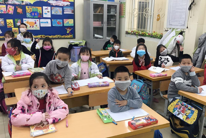 Các bậc phụ huynh tại Hải Phòng được các nhà trường căn dặn để bảo đảm an toàn cho con em mình khi đi học trở lại (Ảnh: LT)