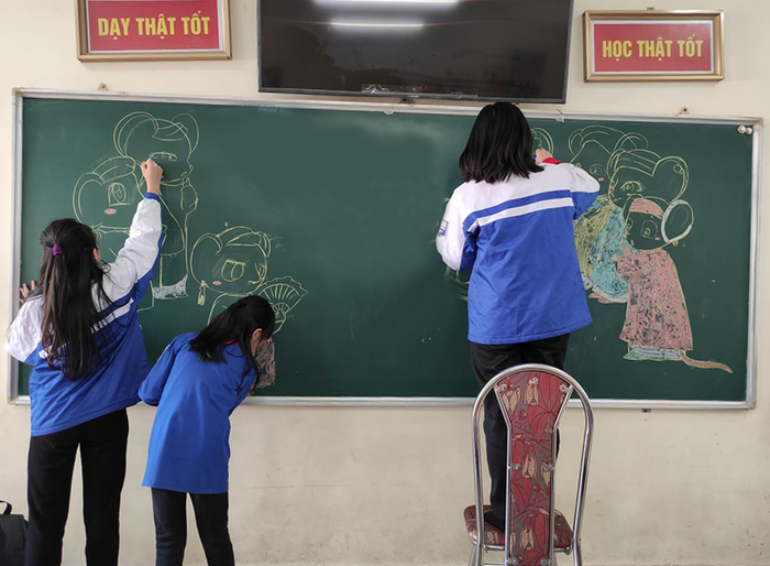 Các em học sinh thể hiện sự hiểu biết của mình về dịch bệnh viêm đường hô hấp cấp do chủng vi rút Corona gây ra (Ảnh: Nhân vật cung cấp) Các em học sinh thể hiện sự hiểu biết của mình về dịch bệnh viêm đường hô hấp cấp do chủng vi rút Corona gây ra (Ảnh: Nhân vật cung cấp)