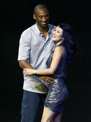 Ngày 20/7/2011, siêu sao bóng rổ nhà nghề NBA Kobe Bryant có mặt ở Thượng Hải tại triển lãm một thương hiệu xe hơi. Hôm đó, Chương Tử Di ngồi dưới ghế khán giả đã không ngừng lấy di động ra chụp thần tượng bóng rổ, sau đó cô được ban tổ chức sắp xếp lên sân khấu tham gia cùng Kobe. Khi đó Tử Di đã không ngần ngại ôm chầm lấy thần tượng Kobe Bryant khiến các phóng viên ảnh dồn hết sự chú ý đến người đẹp và ngôi sao bỏng rổ NBA. Ngày 20/7/2011, siêu sao bóng rổ nhà nghề NBA Kobe Bryant có mặt ở Thượng Hải tại triển lãm một thương hiệu xe hơi. Hôm đó, Chương Tử Di ngồi dưới ghế khán giả đã không ngừng lấy di động ra chụp thần tượng bóng rổ, sau đó cô được ban tổ chức sắp xếp lên sân khấu tham gia cùng Kobe. Khi đó Tử Di đã không ngần ngại ôm chầm lấy thần tượng Kobe Bryant khiến các phóng viên ảnh dồn hết sự chú ý đến người đẹp và ngôi sao bỏng rổ NBA.