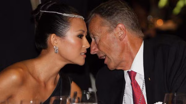 Cũng trong đêm từ thiện của tạp chí Bazaar, Chương Tử Di cũng có cuộc trò chuyện thân mật cùng cựu Thủ tướng Anh, ông Tony Blair.