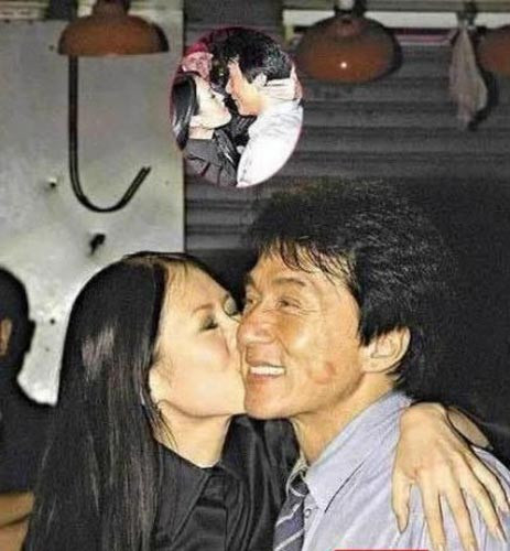 Ngày 7/4/2001, trong buổi họp báo phim “Giờ cao điểm 2” tại Hồng Kông, hôm đó cũng là ngày sinh nhật lần thứ 47 của vua hài kungfu Thành Long, Chương Tử Di xuất hiện và nói với Thành Long: “Hôm nay Chương Tử Di có một món quà đặc biệt dành tặng cho sư huynh”. Nói rồi cô bước tới bên cạnh Thành Long và nói “Em chính là món quà sinh nhật của anh”, rồi cô ôm chầm lấy Thành Long và hôn liền 5 cái còn in cả dấu son môi của cô lên mặt của vua hài khiến anh vui mừng khôn xiết. Ngày 7/4/2001, trong buổi họp báo phim “Giờ cao điểm 2” tại Hồng Kông, hôm đó cũng là ngày sinh nhật lần thứ 47 của vua hài kungfu Thành Long, Chương Tử Di xuất hiện và nói với Thành Long: “Hôm nay Chương Tử Di có một món quà đặc biệt dành tặng cho sư huynh”. Nói rồi cô bước tới bên cạnh Thành Long và nói “Em chính là món quà sinh nhật của anh”, rồi cô ôm chầm lấy Thành Long và hôn liền 5 cái còn in cả dấu son môi của cô lên mặt của vua hài khiến anh vui mừng khôn xiết.