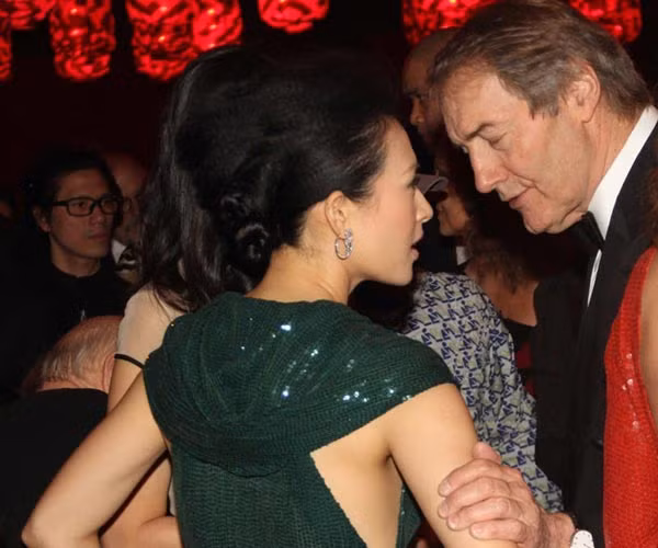 Tại một sự kiện ra mắt của một thương hiệu nổi tiếng thế giới ở Thượng Hải tối 31/3/2011, Chương Tử Di có mặt cùng nhiều quan khách khác, trong đó có ông trùm truyền thông toàn cầu Rupert Murdoch.