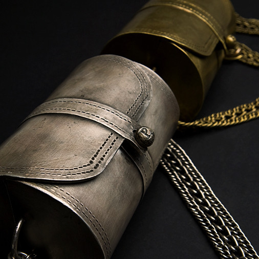 Túi hình ống thường dài và có chiều rộng nhỏ. Túi này thường có quai đeo vai ngắn Túi hình ống thường dài và có chiều rộng nhỏ. Túi này thường có quai đeo vai ngắn