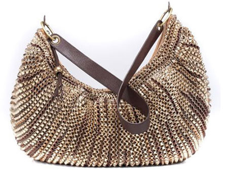 Túi hình lưỡi liềm đeo vai với một ngăn chính lớn. Túi hình lưỡi liềm đeo vai với một ngăn chính lớn.