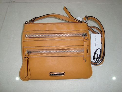 Một chiếc túi nhỏ với dây đeo dài. Túi đeo tương tự như túi kiểu người đưa thư nhưng nhỏ hơn. Một chiếc túi nhỏ với dây đeo dài. Túi đeo tương tự như túi kiểu người đưa thư nhưng nhỏ hơn.