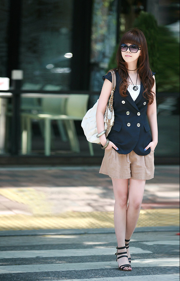 Những chiếc quần short này được cách điệu với phần ống hơi xòe rộng, thêm đai nơ hay vạt đằng trước trông như chiếc váy, làm bạn gái trông càng duyên dáng và nữ tính.