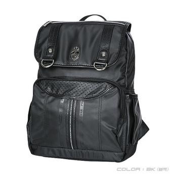 Chiếc túi được đeo trên lưng với dây đeo trên vai, người đeo ba lô có thể dùng một hoặc hai vai để mang chúng đều được Chiếc túi được đeo trên lưng với dây đeo trên vai, người đeo ba lô có thể dùng một hoặc hai vai để mang chúng đều được