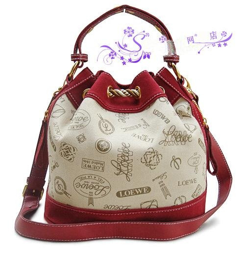 Một chiếc túi rộng có hình dáng của một cái thùng, thường có miệng túi ở phía trên cùng với dây đeo vai Một chiếc túi rộng có hình dáng của một cái thùng, thường có miệng túi ở phía trên cùng với dây đeo vai