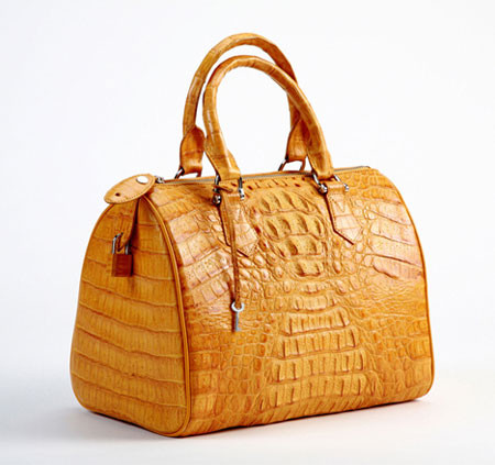 Túi cầm tay với phần đế bằng và quai đôi. Satchel có thể lớn hay nhỏ. Túi cầm tay với phần đế bằng và quai đôi. Satchel có thể lớn hay nhỏ.