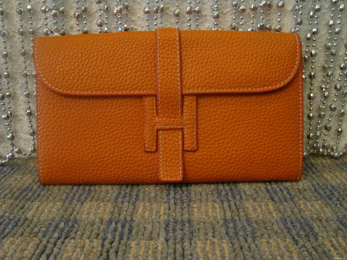 Ví hình chữ nhật nhỏ và ngắn hơn túi hình ống. Ví cầm tay thường được dùng vào các buổi tiệc tối và được đính kèm với các chi tiết trang trí, hạt đá hay hạt pha lê Ví hình chữ nhật nhỏ và ngắn hơn túi hình ống. Ví cầm tay thường được dùng vào các buổi tiệc tối và được đính kèm với các chi tiết trang trí, hạt đá hay hạt pha lê