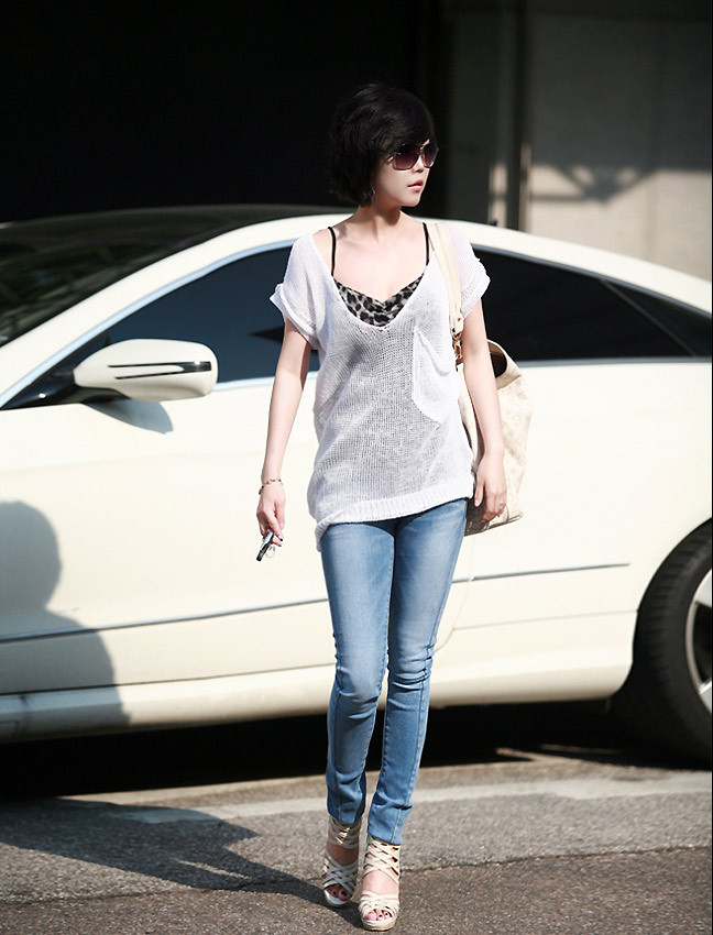 Skinny jeans cũng không kén đồ để mix cùng. Áo pull phủi bụi, áo thụng, sơ mi... đều rất đẹp nếu mix cùng chiếc quần gợi cảm này.