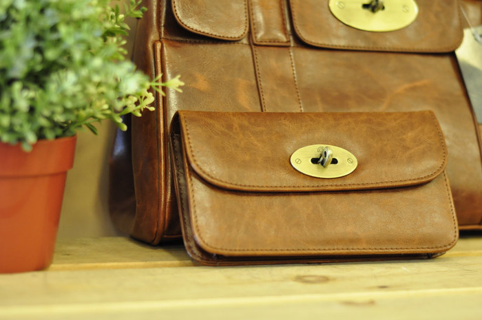 Một chiếc ví có thể gấp hay xếp lại được, có dây đeo hoặc không, lớn hoặc nhỏ. Một chiếc ví có thể gấp hay xếp lại được, có dây đeo hoặc không, lớn hoặc nhỏ.