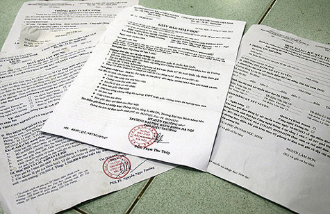 Nhiều thí sinh nhận được giấy trúng tuyển dù họ không hề dự thi hay nộp đơn xét tuyển nguyện vọng vào trường đó Nhiều thí sinh nhận được giấy trúng tuyển dù họ không hề dự thi hay nộp đơn xét tuyển nguyện vọng vào trường đó