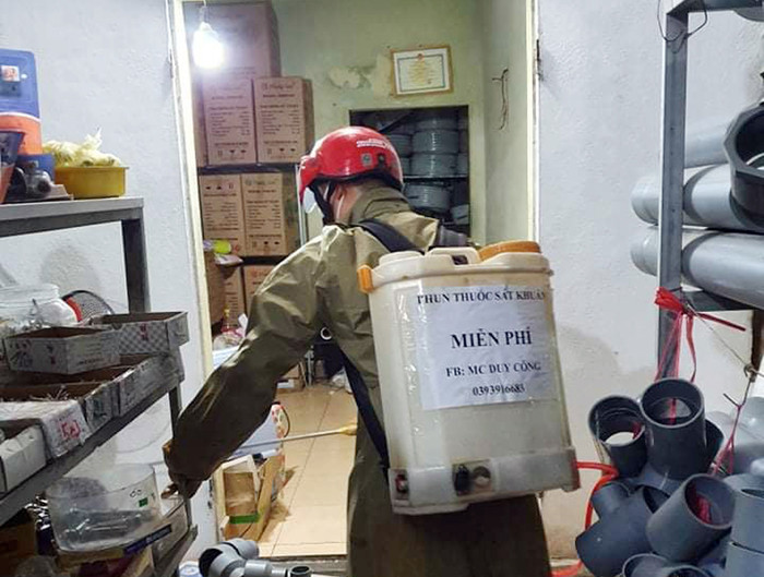 Anh Công không quản ngại khó khăn tới phun thuốc khử khuẩn miễn phí cho các hộ dân (Ảnh: Nhân vật cung cấp)