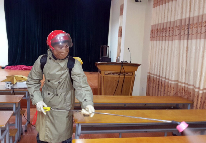 Đeo bình bơm trên lưng, anh Nguyễn Văn Công tình nguyện đi khắp làng trên xóm dưới phun khử khuẩn phòng, chống dịch Covid-19 (Ảnh: Nhân vật cung cấp)