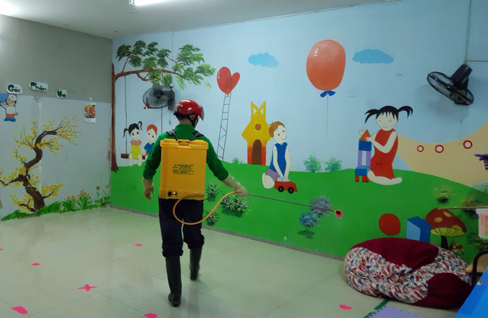 Anh Nguyễn Văn Công tự nguyện phun thuốc khử khuẩn miễn phí cho một số trường tư thục (Ảnh: Nhân vật cung cấp)