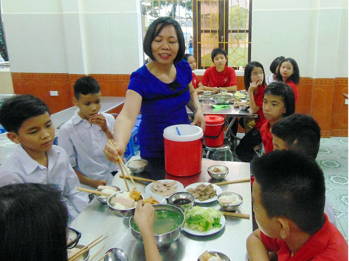 Cô giáo Hoàng Thị Lương, Hiệu trưởng Trường Khiếm thính Hải Phòng chăm sóc bữa ăn trưa cho học sinh (Ảnh: Tuyết Mai) Cô giáo Hoàng Thị Lương, Hiệu trưởng Trường Khiếm thính Hải Phòng chăm sóc bữa ăn trưa cho học sinh (Ảnh: Tuyết Mai)