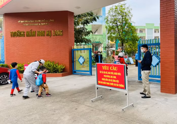 Phụ huynh Trường mầm non Hạ Long (thành phố Hạ Long) đeo khẩu trang cho trẻ và thực hiện các biện pháp phòng, chống dịch (Ảnh: CTV)
