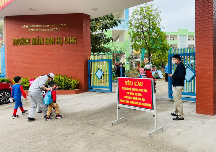 Phụ huynh Trường mầm non Hạ Long (thành phố Hạ Long) đeo khẩu trang cho trẻ và thực hiện các biện pháp phòng, chống dịch (Ảnh: CTV) Phụ huynh Trường mầm non Hạ Long (thành phố Hạ Long) đeo khẩu trang cho trẻ và thực hiện các biện pháp phòng, chống dịch (Ảnh: CTV)