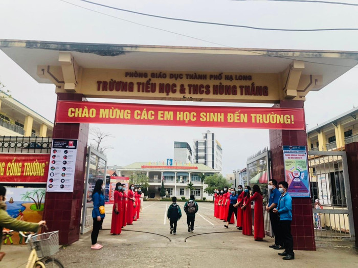 Giáo viên Trường Tiểu học và Trung học cơ sở Hùng Thắng (thành phố Hạ Long) đón học sinh ngoài cổng trường (Ảnh: CTV) Giáo viên Trường Tiểu học và Trung học cơ sở Hùng Thắng (thành phố Hạ Long) đón học sinh ngoài cổng trường (Ảnh: CTV)