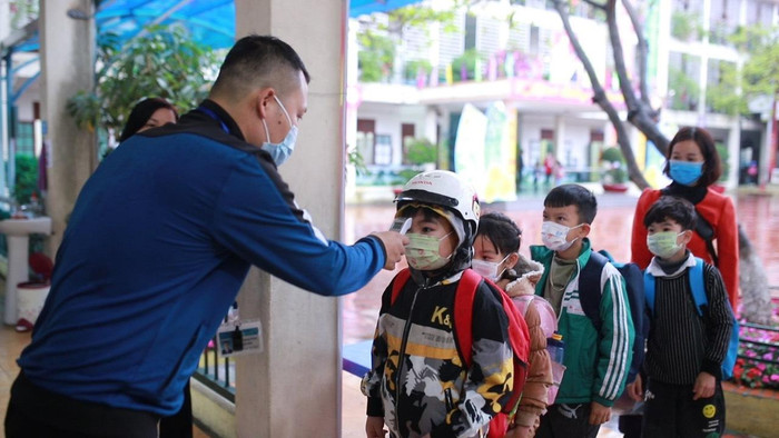 Học sinh Trường Tiểu học Yên Thanh (thành phố Uông Bí) được đo thân nhiệt trước khi vào lớp (Ảnh: CTV) Học sinh Trường Tiểu học Yên Thanh (thành phố Uông Bí) được đo thân nhiệt trước khi vào lớp (Ảnh: CTV)