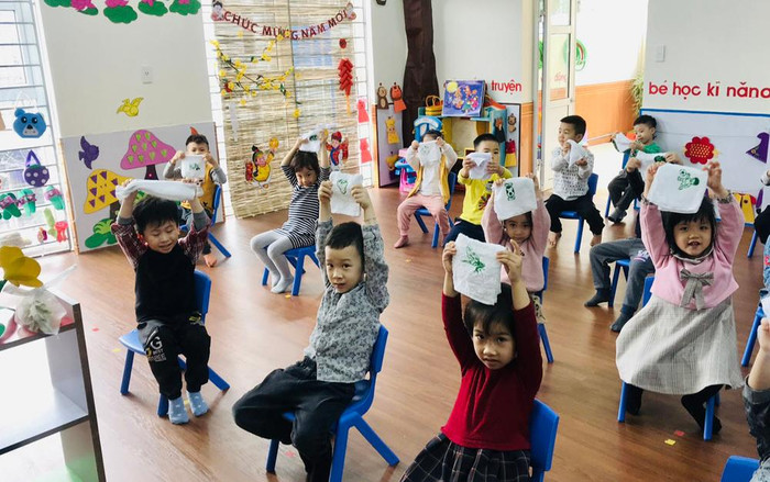 Các em học sinh Trường Mầm non Bạch Đằng (thành phố Hạ Long) được phát khăn mới, ngồi giãn cách (Ảnh: CTV) Các em học sinh Trường Mầm non Bạch Đằng (thành phố Hạ Long) được phát khăn mới, ngồi giãn cách (Ảnh: CTV)