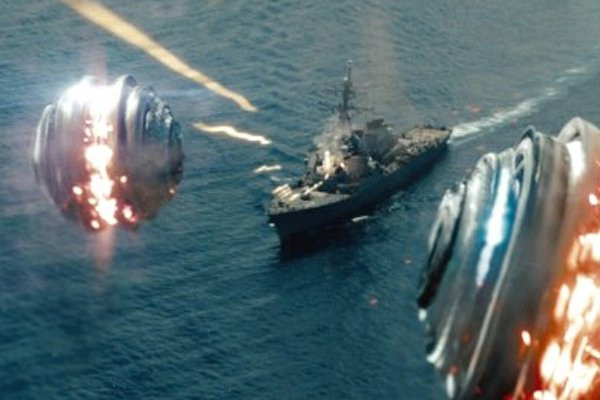Chiếc tàu “khủng” trong Battleship có sức mạnh có thể nói là màu nhiệm và cực kỳ tối tân, thế nhưng trong một cảnh phim, con tàu mang tên Sampson này đã bị một vũ khí của người ngoài hành tinh tấn công và bị đốt cháy một lỗ lớn ở mạn trái tàu. Nếu tinh mắt để ý thì có thể thấy ở cảnh tiếp theo và trong toàn bộ trận đánh, vết hổng lớn như vậy lại hoàn toàn biến mất. Ảnh. Universal Pictures.