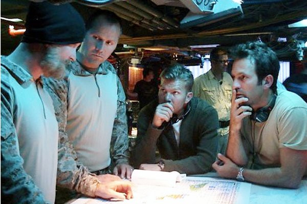 Trong bộ phim Act of Valor, một tấm bản đồ địa lý được trưng ra trong một vài cảnh quay, điều đáng tiếc là không một tọa độ nào xuất hiện trên bản đồ thể hiện một cách chính xác, ngoại trừ một điểm đi qua Somalia. Bizarre. Ảnh. Universal Pictures.