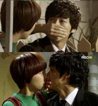 Namgoong Min và Hwang Jung Eum với “Nụ hôn bàn tay” trong phim Can You Hear My Heart. Trước khi thực hiện hành động này, Hwang Jung Eum đã nói: “Hãy để em che miệng anh bằng lòng bàn tay của mình để xem anh có phải người anh em cùng cha khác mẹ đã mất tích bấy lâu của mình không”. Namgoong Min và Hwang Jung Eum với “Nụ hôn bàn tay” trong phim Can You Hear My Heart. Trước khi thực hiện hành động này, Hwang Jung Eum đã nói: “Hãy để em che miệng anh bằng lòng bàn tay của mình để xem anh có phải người anh em cùng cha khác mẹ đã mất tích bấy lâu của mình không”.