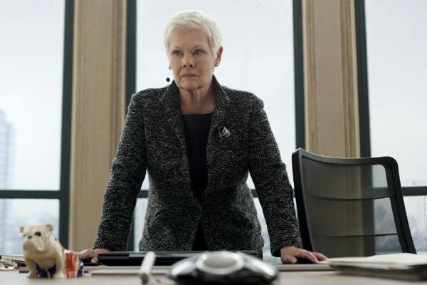 James Bond và đặc vụ M không bao giờ có chuyện để xảy ra sai sót dù là đến chi tiết, nhưng đạo diễn của Skyfall lại sơ hở. Trong một cảnh quay khi đặc vụ M bị ép phải về hưu, chiếc cặp tài liệu của bà được để trên sàn nhà ngay bên cạnh, nhưng ở cảnh sau thì bỗng dưng mất dạng. Ảnh. MGM.