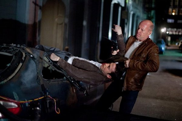 Nhân vật chính trong Loopers – Sát thủ vượt thời gian là Joe được hai nam diễn viên đảm nhiệm, Joseph Gordon-Levitt (tư thế nằm) trong vai Joe thời trẻ và nam tài tử Bruce Willis trong vai Joe tuổi trung niên. Vấn đề là Joe trẻ của Joseph Gordon-Levitt lại thuận tay trái trong khi Joe trung niên lại thuận tay phải. Có thể phân biệt qua bức ảnh trên. Ảnh. Sony Pictures.