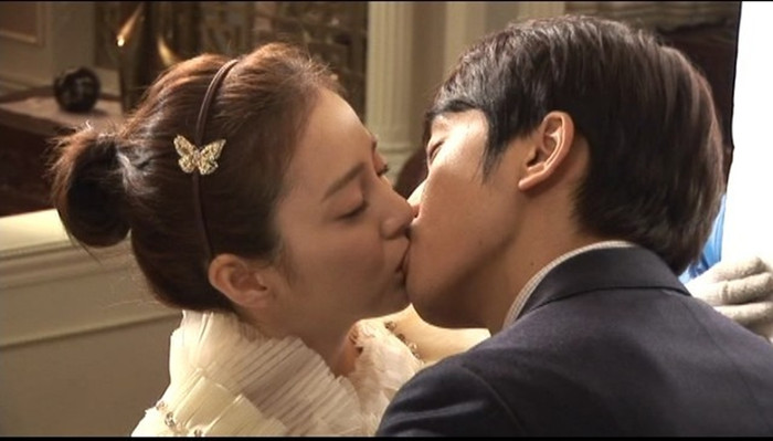 Nụ hôn party trong My Princess của Song Seung Hun và Kim Tae Hee. Nụ hôn party trong My Princess của Song Seung Hun và Kim Tae Hee.