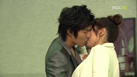 Lee Min Ho và Son Ye Jin với “Nụ hôn kết thúc” – Game Over Kiss trong phim Personal Taste. Trong phim, khi Lee Min Ho nói “kết thúc” là lúc cả hai hôn nhau và lạc vào thế giới tình yêu của cả hai. Lee Min Ho và Son Ye Jin với “Nụ hôn kết thúc” – Game Over Kiss trong phim Personal Taste. Trong phim, khi Lee Min Ho nói “kết thúc” là lúc cả hai hôn nhau và lạc vào thế giới tình yêu của cả hai.