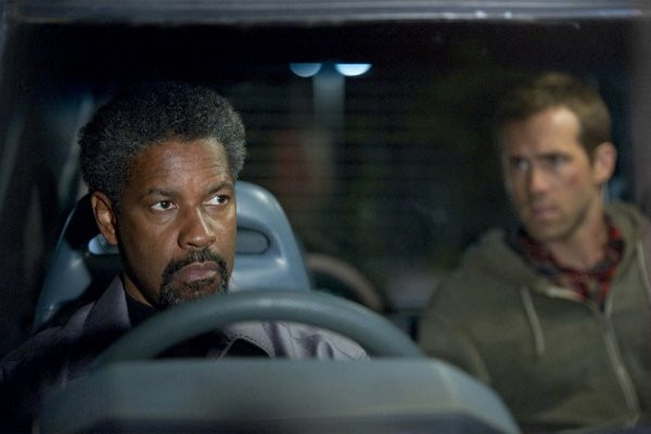 Hai mật vụ trong Safe House do Denzel Washington (trái) và Ryan Reynolds cùng bắt chuyến bay đến Washington D.C nhưng điểm đến của họ lại là Cape Town của Nam Phi trên chiếc trực thăng Gulfstream, một chi tiết không hề có trong cốt truyện phim.