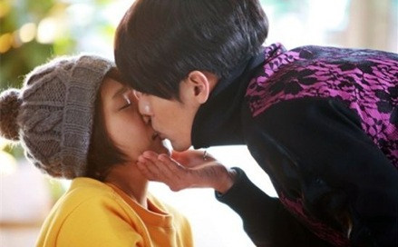 Hyun Bin và Ha Ji Won với “Nụ hôn bọt cappuccino” trong phim Secret Garden. Sau khi dùng tách cà phê cappuccino, quanh miệng của Ha Ji Won còn để lại lớp bọt cà phê, Hyun Bin đã yêu cầu được lau… bằng một nụ hôn. Hyun Bin và Ha Ji Won với “Nụ hôn bọt cappuccino” trong phim Secret Garden. Sau khi dùng tách cà phê cappuccino, quanh miệng của Ha Ji Won còn để lại lớp bọt cà phê, Hyun Bin đã yêu cầu được lau… bằng một nụ hôn.