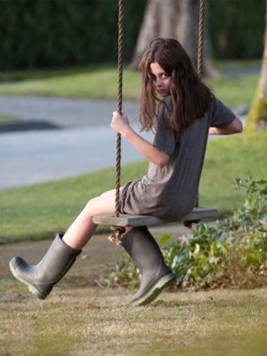 Bộ phim kinh dị The Possession chứa đựng nhiều tình tiết và khoảnh khắc khiến người xem rùng rợn và cũng đầy rẫy sạn. Nhân vật chính là cô bé Emily khi nhặt được một chiếc răng và nói “Eo ơi!”, thế nhưng khi nhìn hình phản chiếu qua gương thì chẳng hề thấy miệng cô bé này nhúc nhích chút nào. Ảnh. Lionsgate Films.