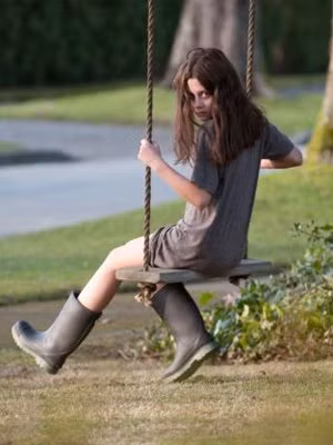 Bộ phim kinh dị The Possession chứa đựng nhiều tình tiết và khoảnh khắc khiến người xem rùng rợn và cũng đầy rẫy sạn. Nhân vật chính là cô bé Emily khi nhặt được một chiếc răng và nói “Eo ơi!”, thế nhưng khi nhìn hình phản chiếu qua gương thì chẳng hề thấy miệng cô bé này nhúc nhích chút nào. Ảnh. Lionsgate Films. Bộ phim kinh dị The Possession chứa đựng nhiều tình tiết và khoảnh khắc khiến người xem rùng rợn và cũng đầy rẫy sạn. Nhân vật chính là cô bé Emily khi nhặt được một chiếc răng và nói “Eo ơi!”, thế nhưng khi nhìn hình phản chiếu qua gương thì chẳng hề thấy miệng cô bé này nhúc nhích chút nào. Ảnh. Lionsgate Films.