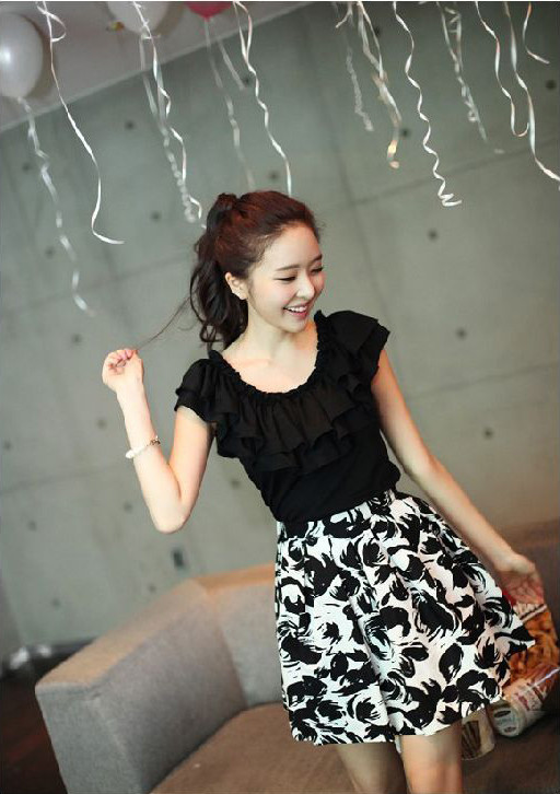 Một chút điệu đà với áo thun bèo nhún theo phong cách tiểu thư, kết hợp với chân váy xếp li. Một chút điệu đà với áo thun bèo nhún theo phong cách tiểu thư, kết hợp với chân váy xếp li.