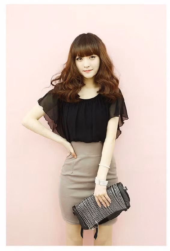 Đường cong hoàn hảo của bạn sẽ được tôn lên với style áo voan xinh kết hợp chân váy bút chì.