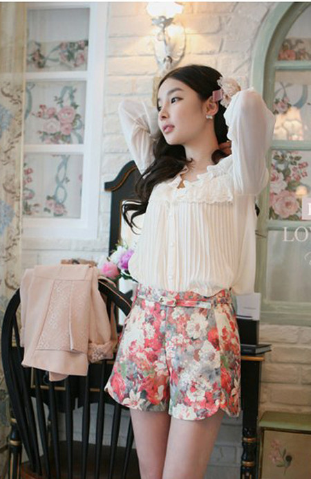 Phá cách với quần short hoa. Phá cách với quần short hoa.