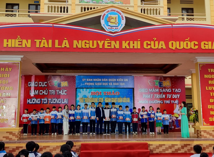 Các nhà tài trợ tặng quà cho học sinh quận Kiến An (Ảnh: LT) Các nhà tài trợ tặng quà cho học sinh quận Kiến An (Ảnh: LT)