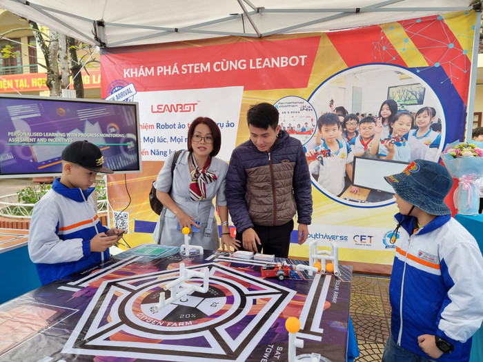 Các gian trưng bày sản phẩm STEM thu hút đông đảo học sinh trải nghiệm (Ảnh: LT) Các gian trưng bày sản phẩm STEM thu hút đông đảo học sinh trải nghiệm (Ảnh: LT)