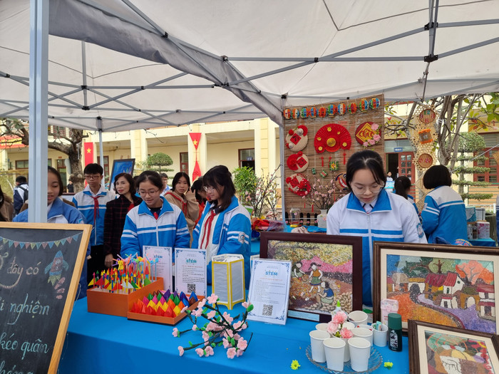 Các gian trưng bày sản phẩm STEM thu hút đông đảo học sinh trải nghiệm (Ảnh: LT) Các gian trưng bày sản phẩm STEM thu hút đông đảo học sinh trải nghiệm (Ảnh: LT)
