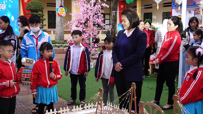 Lãnh đạo quận Kiến An tham gia các gian hàng trưng bày sản phẩm STEM (Ảnh: LT) Lãnh đạo quận Kiến An tham gia các gian hàng trưng bày sản phẩm STEM (Ảnh: LT)