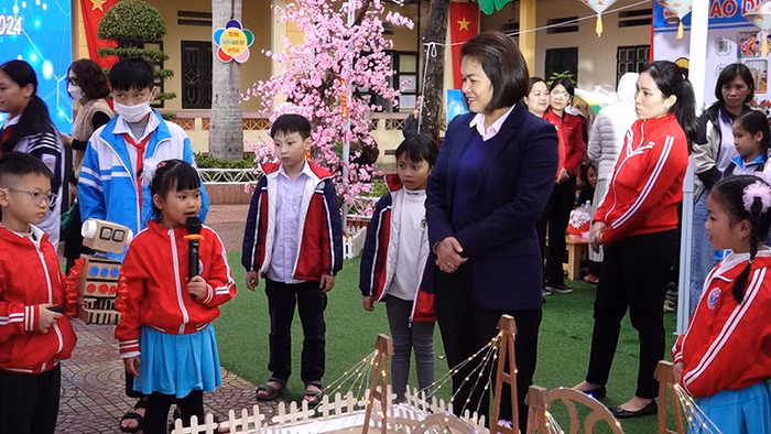 Lãnh đạo quận Kiến An tham gia các gian hàng trưng bày sản phẩm STEM (Ảnh: LT) Lãnh đạo quận Kiến An tham gia các gian hàng trưng bày sản phẩm STEM (Ảnh: LT)