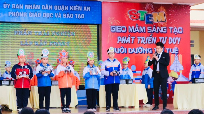 Học sinh khối tiểu học tham gia trải nghiệm lắp ráp robot (Ảnh: LT) Học sinh khối tiểu học tham gia trải nghiệm lắp ráp robot (Ảnh: LT)